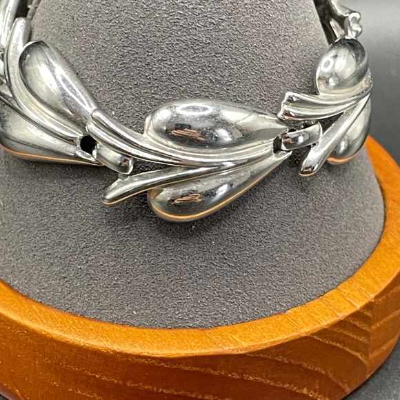 Vintage Crown Trifari Silver Tone Leaf Link Bracelet - Picture 2 of 12